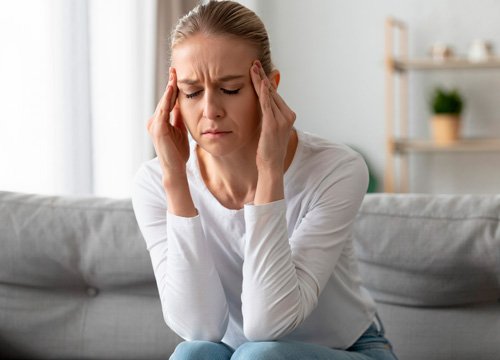 Девушка держится за виски